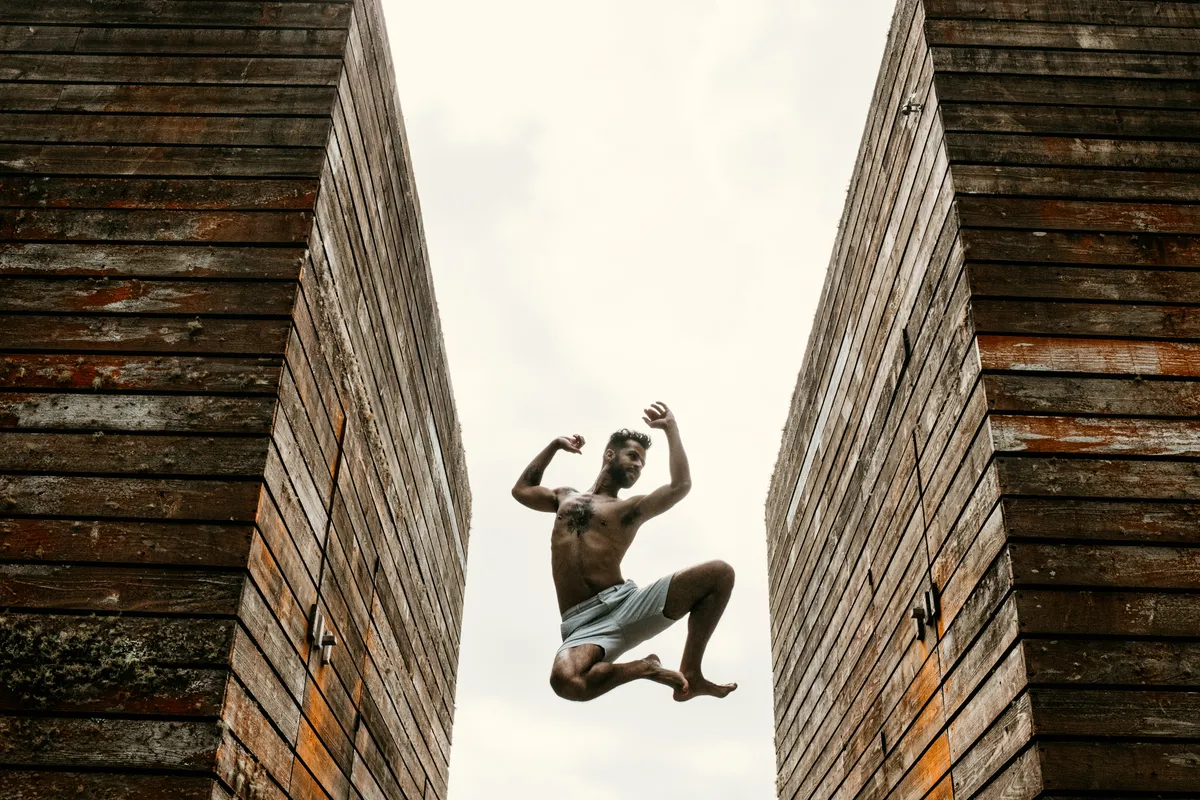 Um salto entre duas paredes de madeira