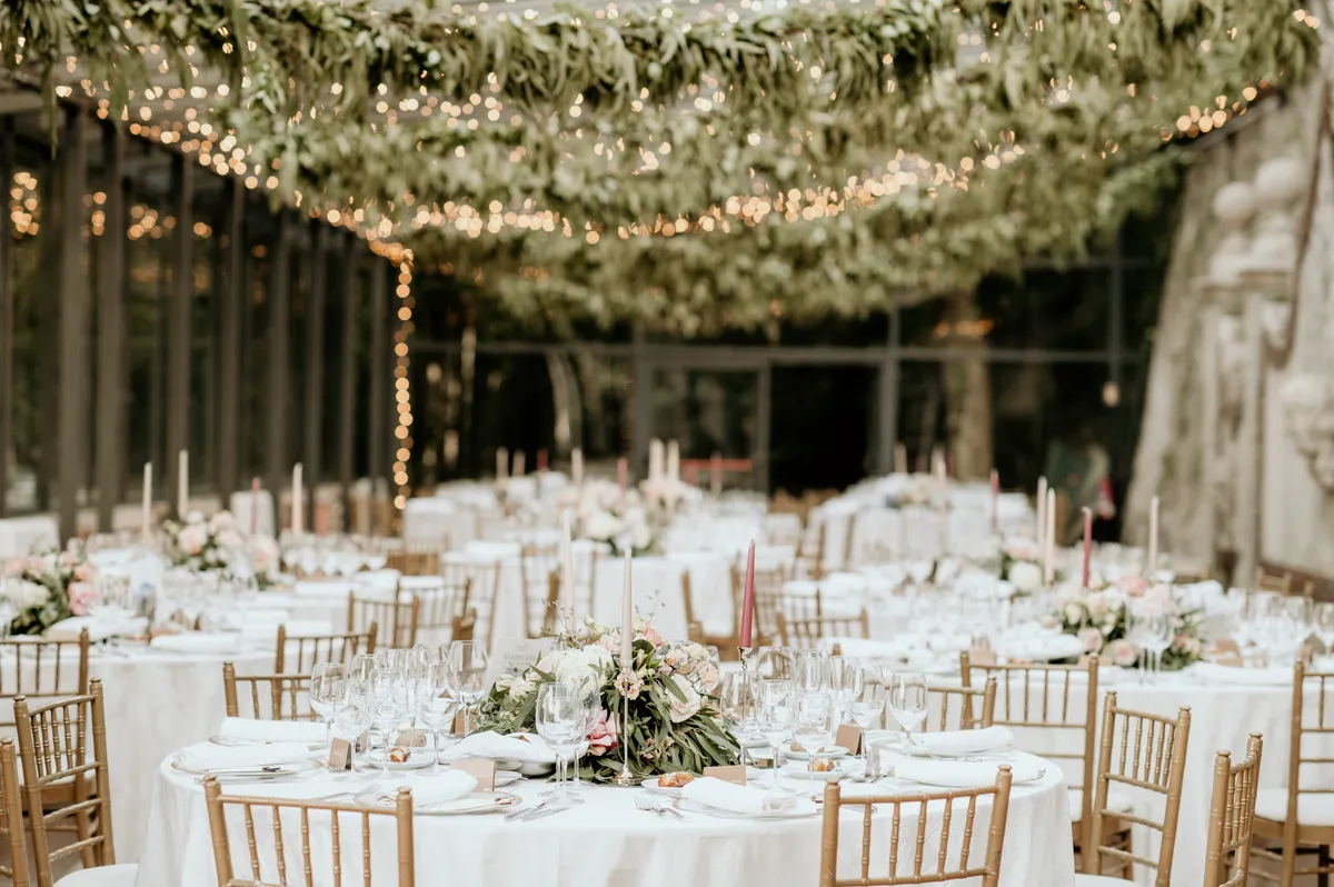 A sala do jantar sob a pérgola