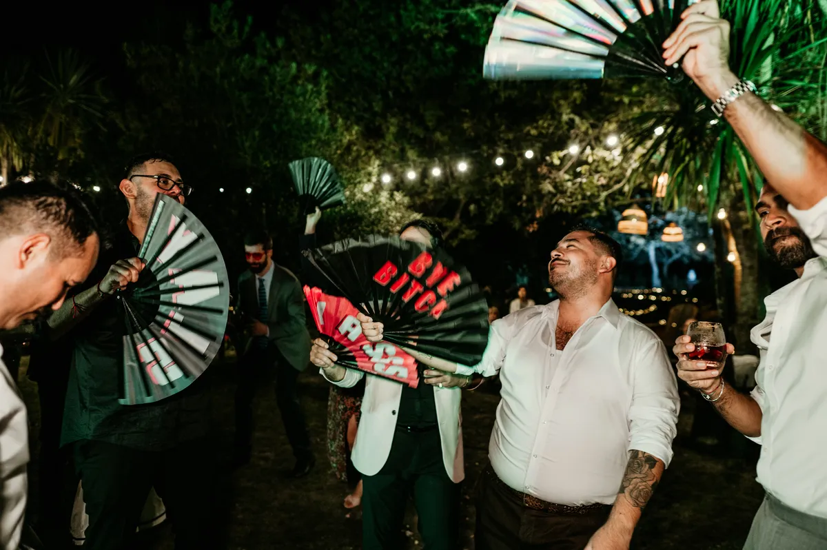 Leques no ar durante a festa