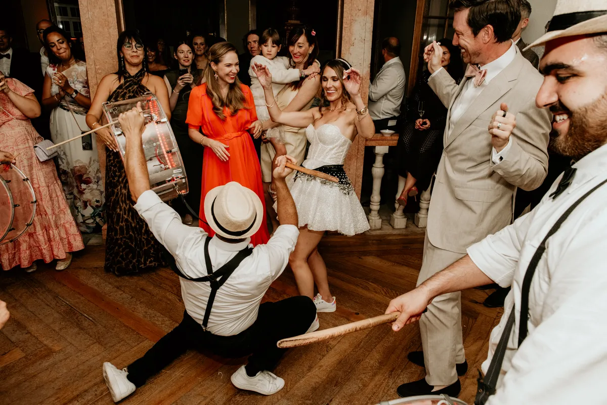 Tambores na pista de dança